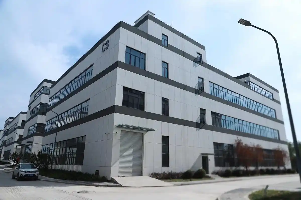 (出售) 出售独门独院厂房，两栋建筑面积5000平米，占地是15亩