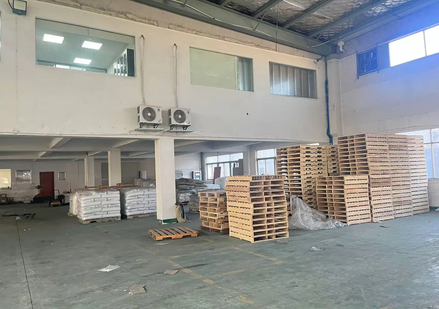 荣昌区厂房实景：重庆荣昌区 厂房出租1800㎡ 钢架结构 单层 带货梯（第1张）