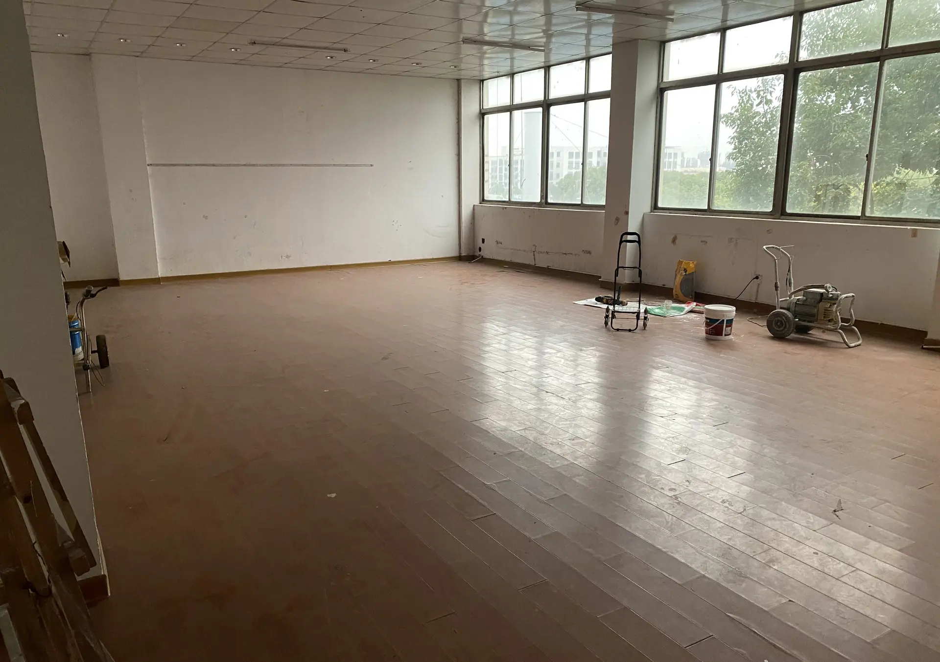 章贡区厂房实景：赣州章贡区 厂房出租3000㎡ 砖混结构 标准厂房 带航车（第1张）