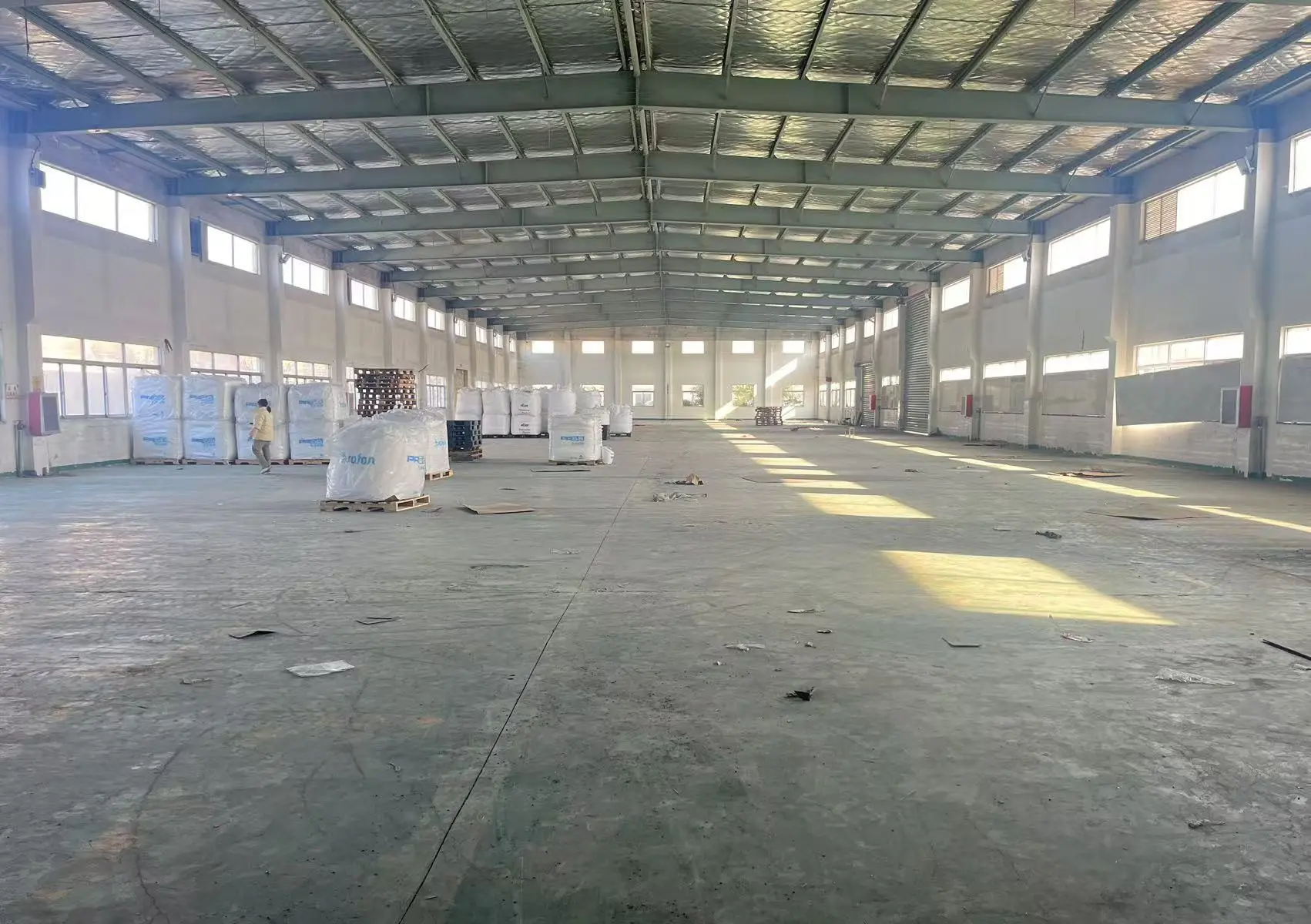 周市镇厂房实景：昆山周市 厂房出售1800㎡ 砖混结构 标准厂房 可办公（第1张）
