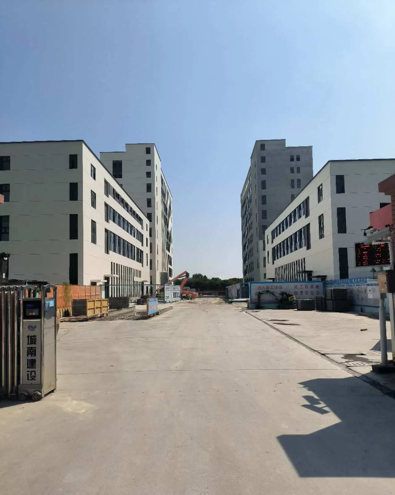 光明区厂房实景：深圳光明区 厂房出租800㎡ 钢混结构 形象好 带货梯（第1张）