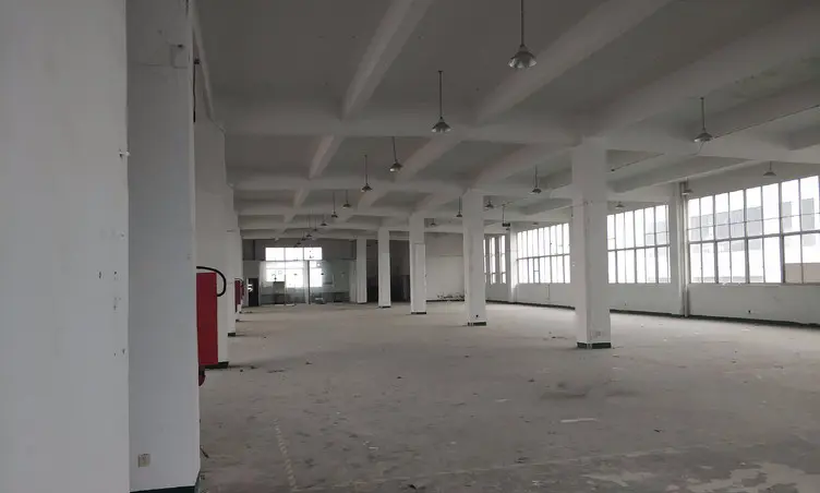 新都区厂房实景：成都新都区 厂房出租3000㎡ 钢架结构 带货梯 带航车（第1张）