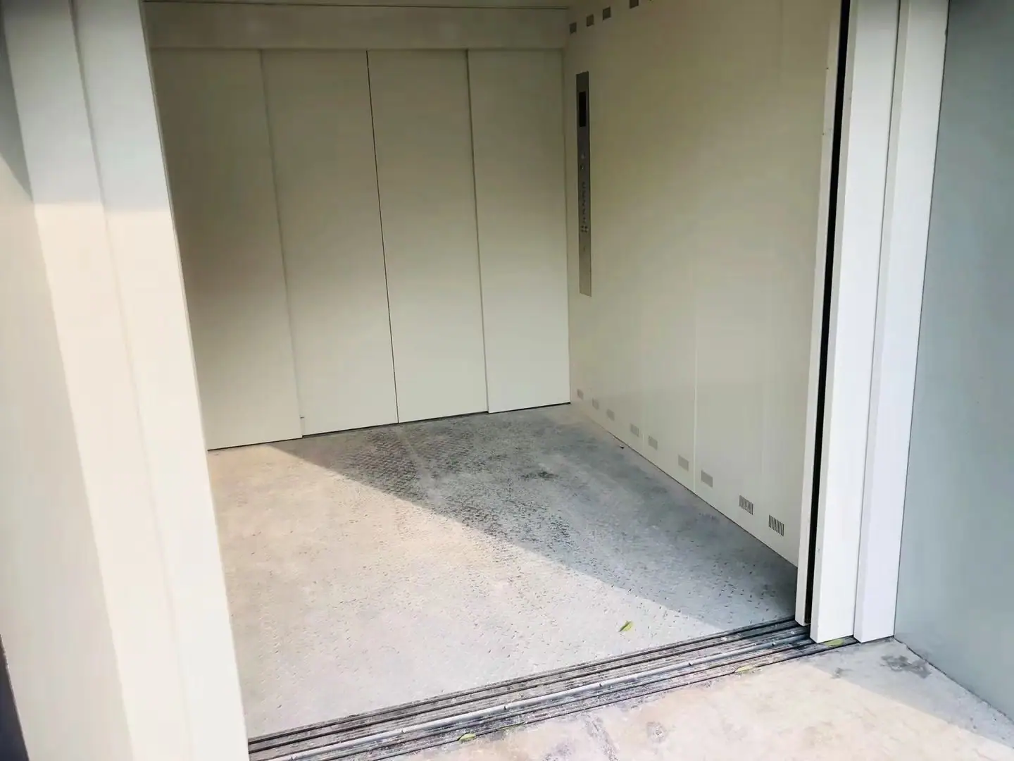 陆家镇厂房实景：苏州陆家镇厂房716㎡出租精装办公室环氧地坪（第3张）