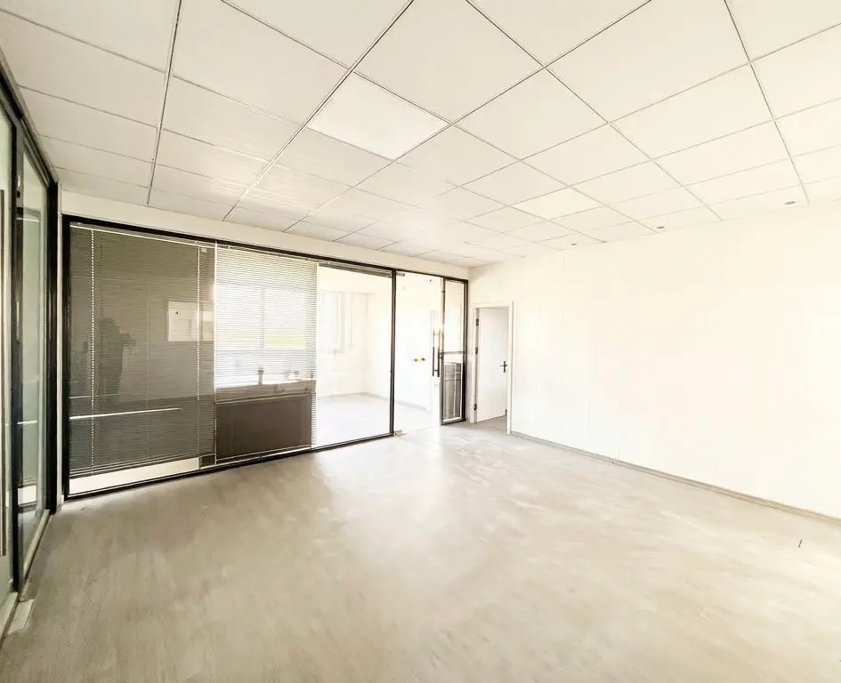 陆家镇厂房实景：苏州陆家镇厂房716㎡出租精装办公室环氧地坪（第4张）