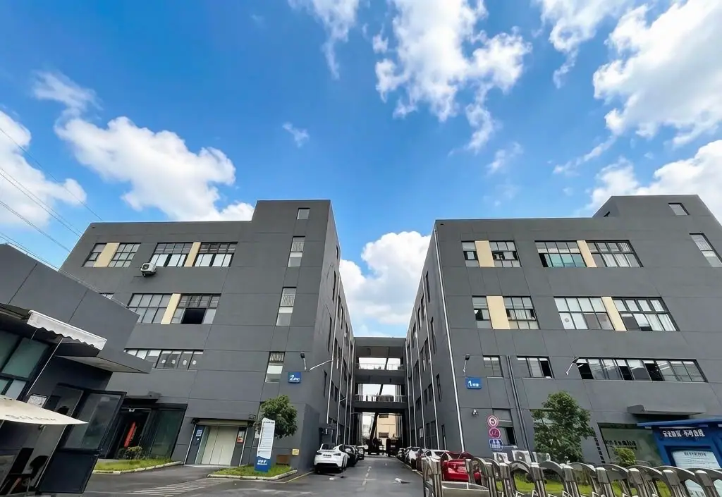 陆家镇厂房实景：苏州陆家镇厂房716㎡出租精装办公室环氧地坪（第1张）