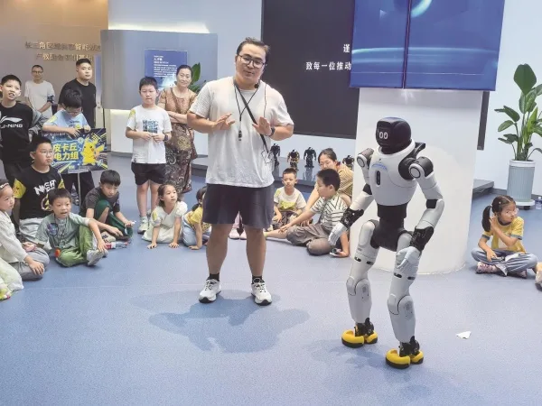 首批小学生走进长三角智造实训基地 沉浸式感受“人工智能+”神奇魅力
