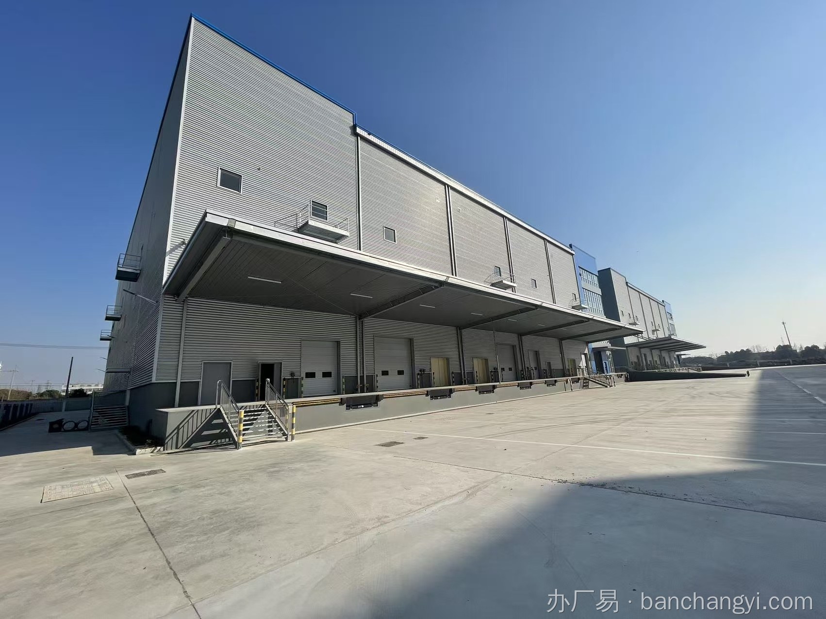 苏州太仓浮桥服装厂出租，带食堂无需雇佣，带货梯可分割